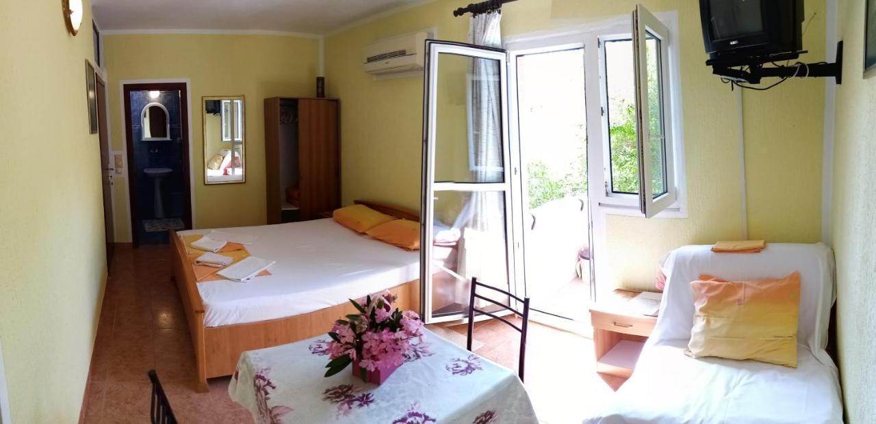 Guesthouse Lautasevic Petrovac 外观 照片